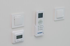 Sunny Seaside Apartment by Renters