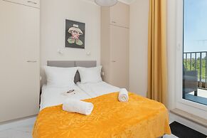 Sunny Seaside Apartment by Renters