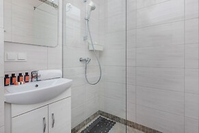 Sunny Seaside Apartment by Renters