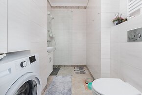 Sunny Seaside Apartment by Renters