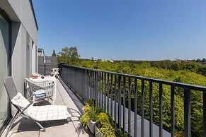 Sunny Seaside Apartment by Renters