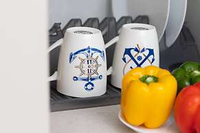 Sunny Seaside Apartment by Renters