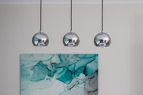 Sunny Seaside Apartment by Renters