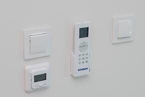 Sunny Seaside Apartment by Renters