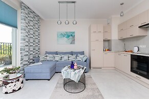 Sunny Seaside Apartment by Renters