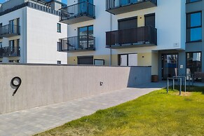 Sunny Seaside Apartment by Renters