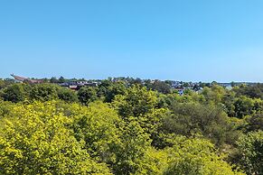 Sunny Seaside Apartment by Renters
