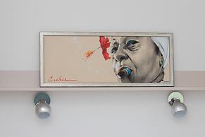 Sunny Seaside Apartment by Renters