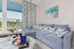 Sunny Seaside Apartment by Renters