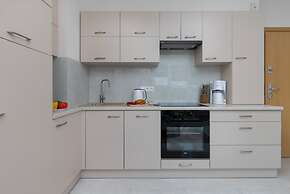 Sunny Seaside Apartment by Renters