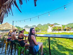 YoLo Pool Bar Villas