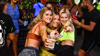 YoLo Pool Bar Villas