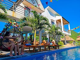 YoLo Pool Bar Villas