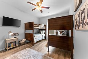 Tee House At Stonebridge 3 Bedroom Condo by RedAwning