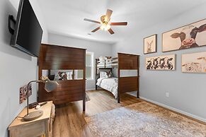 Tee House At Stonebridge 3 Bedroom Condo by RedAwning