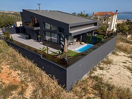 Inviting 4-bed Villa Lia in Vathianos Kampos