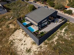 Beautiful 4-bed Villa Ria in Vathianos Kampos