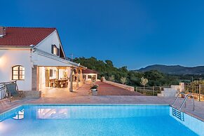 Luxury Villa With Heated Pool & Magnificent View