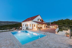 Luxury Villa With Heated Pool & Magnificent View