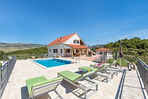 Luxury Villa With Heated Pool & Magnificent View
