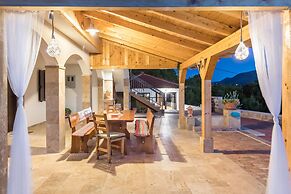 Luxury Villa With Heated Pool & Magnificent View