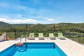 Luxury Villa With Heated Pool & Magnificent View
