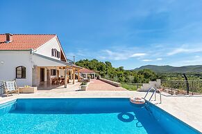 Luxury Villa With Heated Pool & Magnificent View