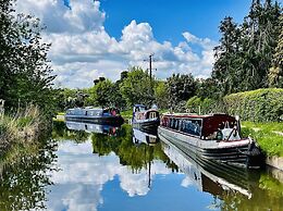 Boutique Boat Stays Contemporary Barge