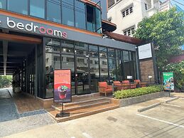 The Bedrooms Maeklong Service Apartment