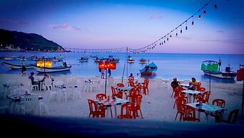 LOUD! a Full Moon Beach Hotel by Wild & Wandering