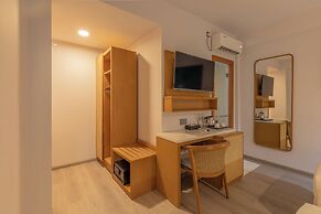 UMET Seaview Hotel with Free Roundtrip Airport Pick up and drop off