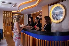 UMET Seaview Hotel with Free Roundtrip Airport Pick up and drop off