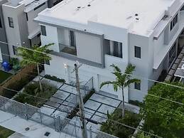 The Modernista 2 - Large Townhome With Pool