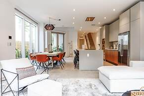 The Modernista 2 - Large Townhome With Pool