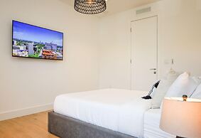 The Modernista 2 - Large Townhome With Pool