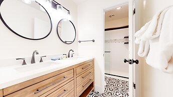 La Vista Blanc #16 3 Bedroom Condo by RedAwning