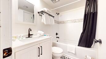 La Vista Blanc #16 3 Bedroom Condo by RedAwning