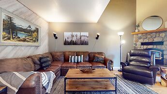 La Vista Blanc #16 3 Bedroom Condo by RedAwning