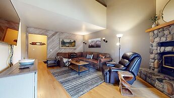 La Vista Blanc #16 3 Bedroom Condo by RedAwning