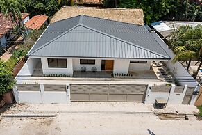 Tropical Brand new 4 BR gem in Potrero Near Beach - Casa Marzo