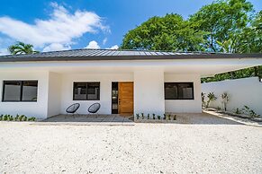 Tropical Brand new 4 BR gem in Potrero Near Beach - Casa Marzo