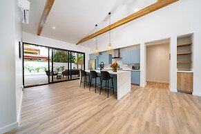 Tropical Brand new 4 BR gem in Potrero Near Beach - Casa Marzo