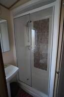 Stunning River View 2 Bedroom Caravan With Decking