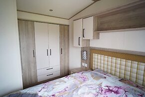 Stunning River View 2 Bedroom Caravan With Decking
