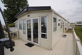 Stunning River View 2 Bedroom Caravan With Decking