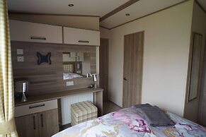Stunning River View 2 Bedroom Caravan With Decking
