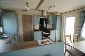 Stunning River View 2 Bedroom Caravan With Decking