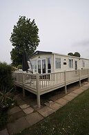 Stunning River View 2 Bedroom Caravan With Decking