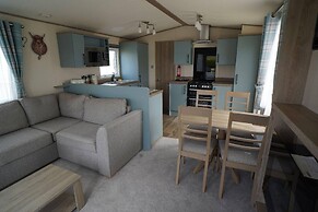 Stunning River View 2 Bedroom Caravan With Decking