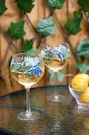 Beautiful 2-bed Cottage in Brampton